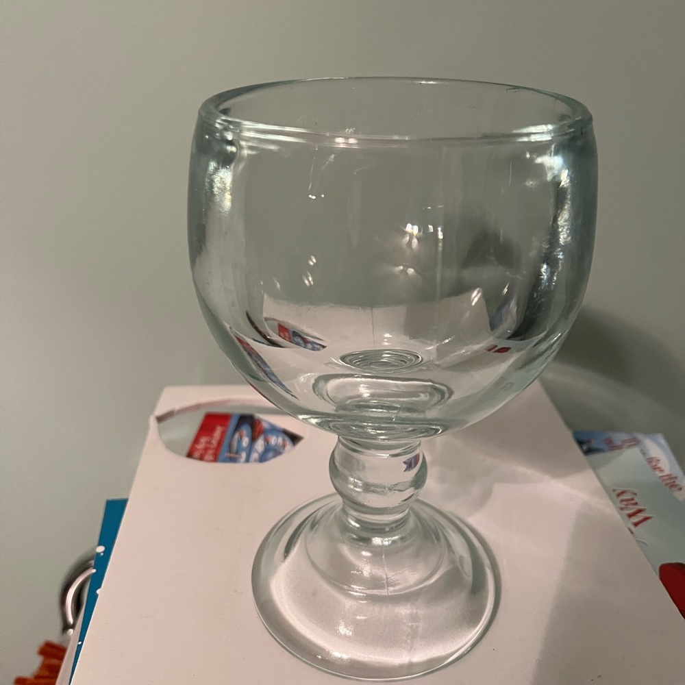 Margarita glass 7.5 “ tall and holds 16oz of liquid. The glass is very thick!